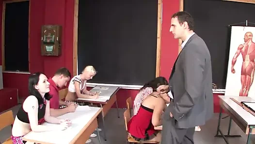 Esmer genç öğretmen tarafından okul masasına nüfuz