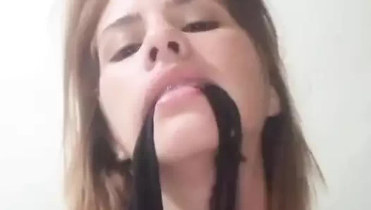 Kızıl saçlı bir anal video görüşme ile komşusunu baştan çıkarıyor