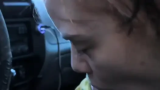 Sürtük genç eski kız arkadaş arabada kalın yarağı gırtlağına kadar alıyor!