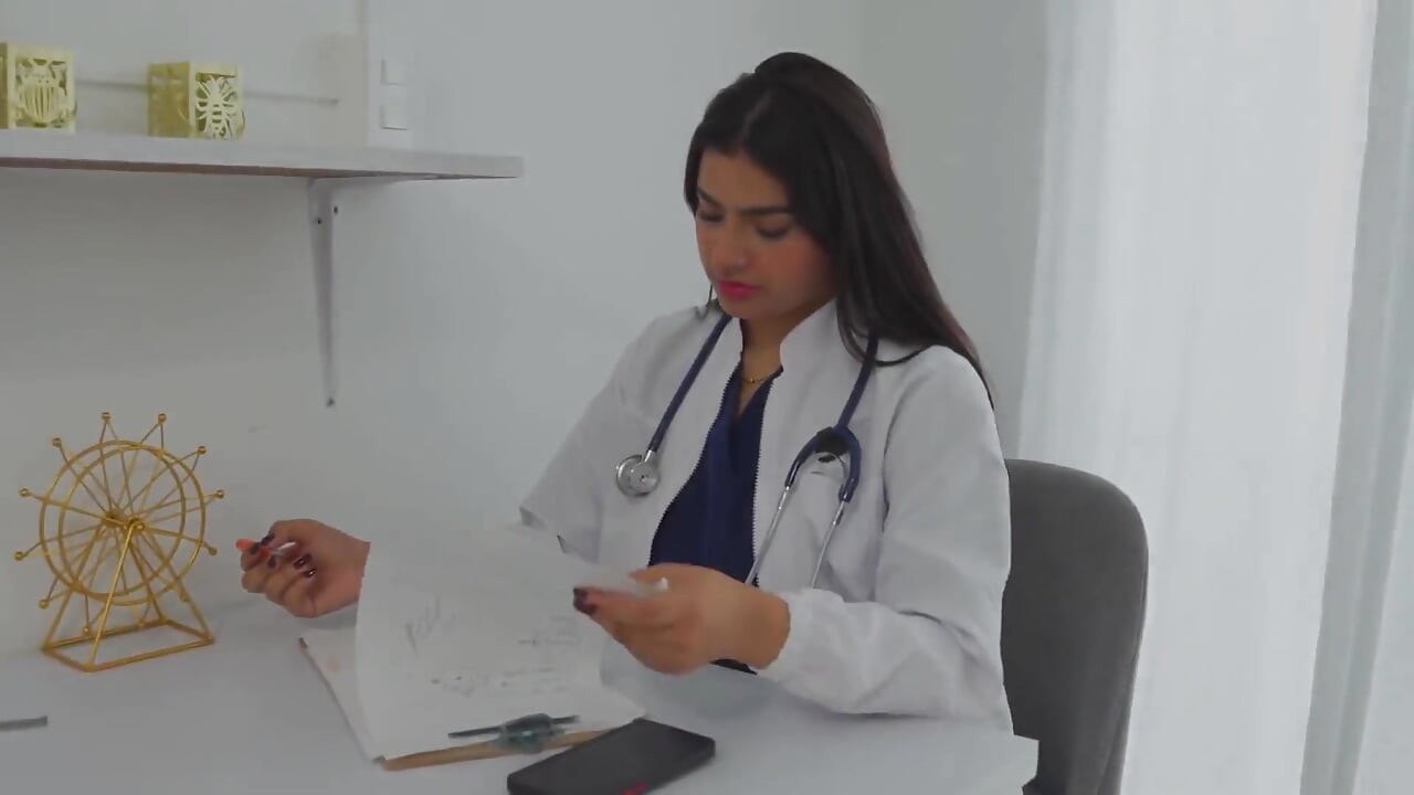 Azgın iri güzel kadın doktor hastasını muayene ederken tahrik oluyor ve muayene masasında sert sikişiyor