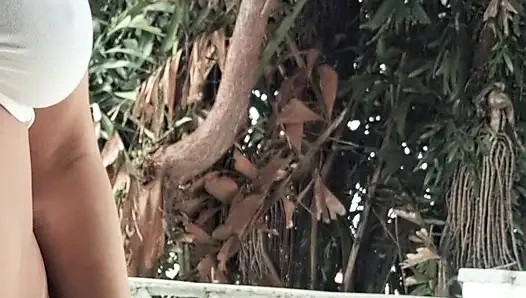 Ben ve Dai Belan, neredeyse çıplak, dairenin balkonunu yıkıyorduk ve komşular bizi izliyordu