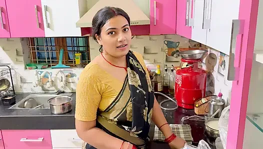 Güzel üvey annem mutfakta yemek pişiriyor, baba ofise gitti ve sonra üvey annem onu sikmek istiyor. Tam Hintçe viral video