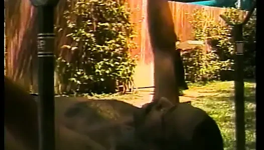 Çoraplı cüce kız havuz başında sert sikişiyor