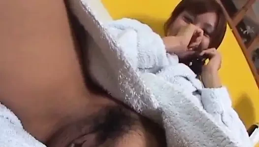 Mecumi kremsi aşk delikleri üzerinde sert bir oyuncak ile oynuyor