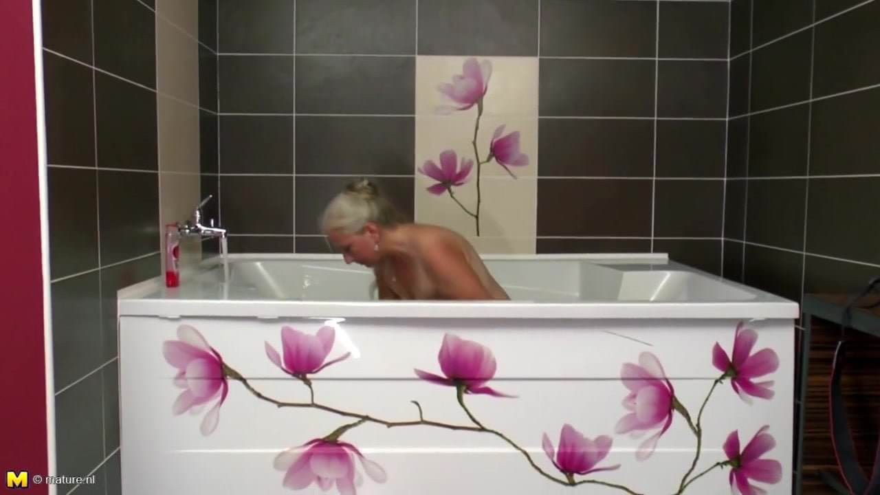 eski adım anne alır genç horoz içinde banyo