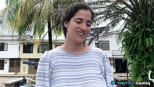 Azgın bir sürtük onu yolda sikmemi istiyor