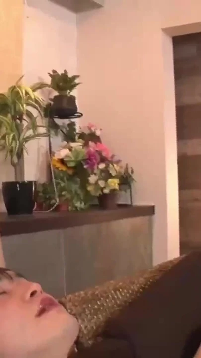 Ben şeker götünü yalarken o sikimi dondurma gibi emmeye devam ediyor | Klip 2