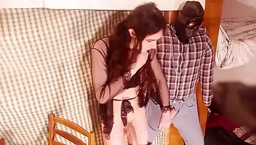 Yalnız ve azgın dildoya biniyor