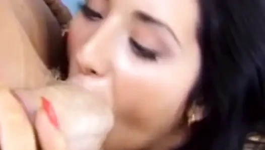 Ateşli evli kadın bir yabancıyla sikişiyor