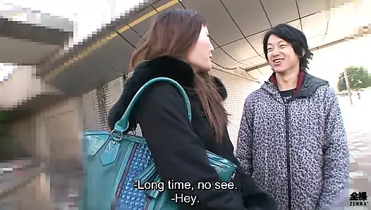 Japon orta yaşlı seksi kadın ormanda eski minibüste paramedisle seks yapıyor