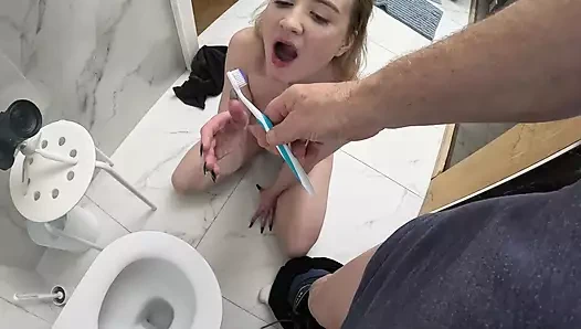 Daruma rai dişlerini yıkıyor dölüm ve sidik