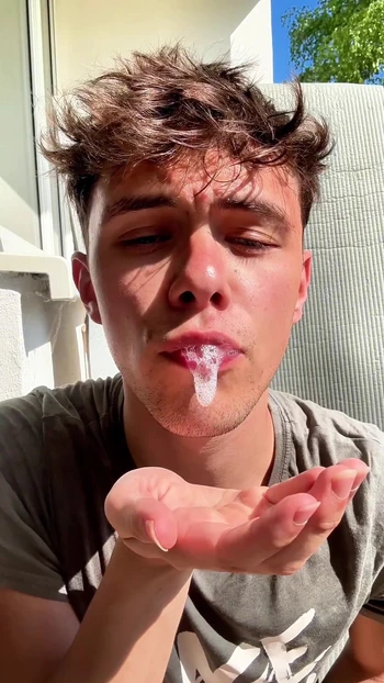 18-летний Твинк писает вся на себя