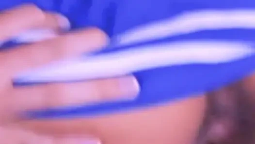 Kız öğrenci öğretmeninin üstüne atlamak için kaçıyor.