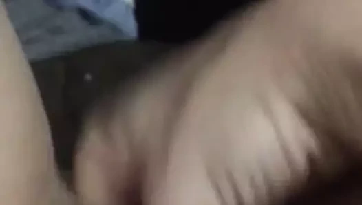 Karım yumruğunun tadını çıkarıyor.