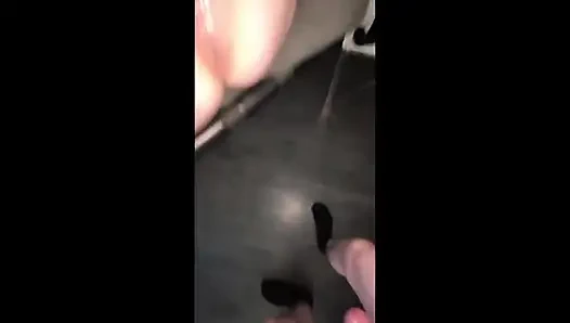 Azgın sürtüğün sert bir şekilde buna ihtiyacı var