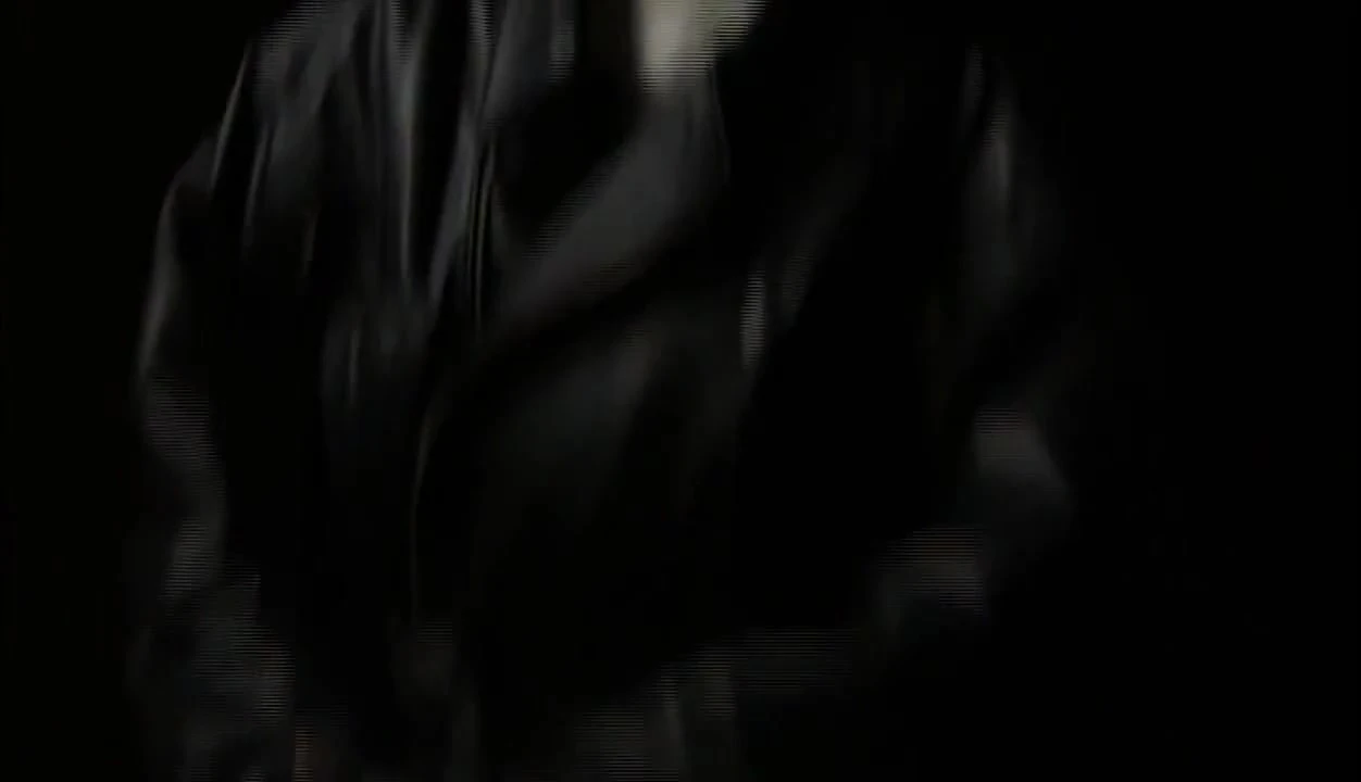 वह मुझे अपनी चूत दिखाने की इच्छा रखती है और अपने होठों को अलग करती है