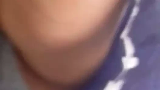 Viendo mientras lava traste