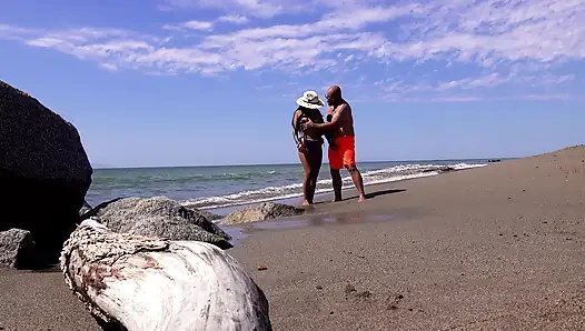 Ateşli latin plajda sikiliyor