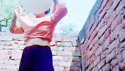 Çok güzel bir kız avlusunda banyo yapıyordu