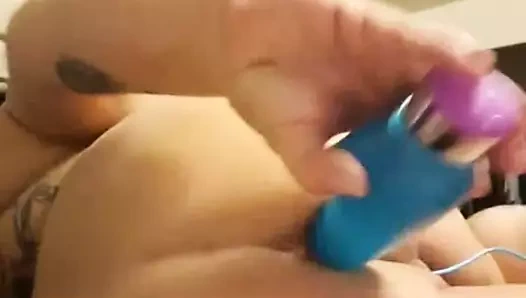 İri güzel kadın götünü genişletiyor