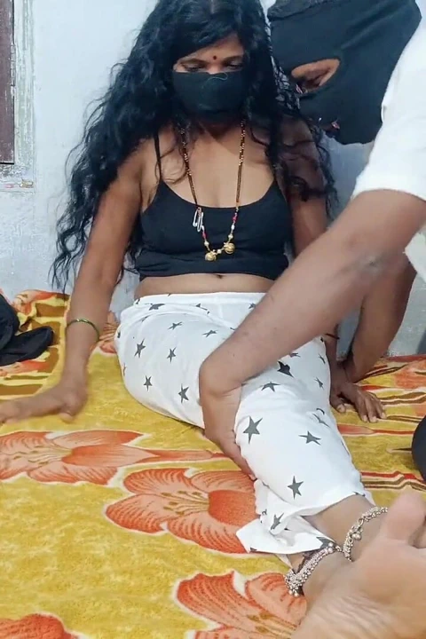 Hintli Ateşli Evli Kadın Ev Yapımı Amcık Yalama Göğüslerini Sakso Çekiyor