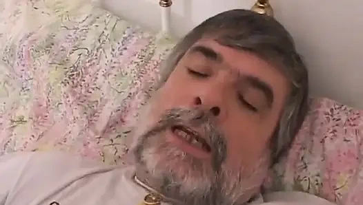 Yaşlı baba genç kızı sikiyor