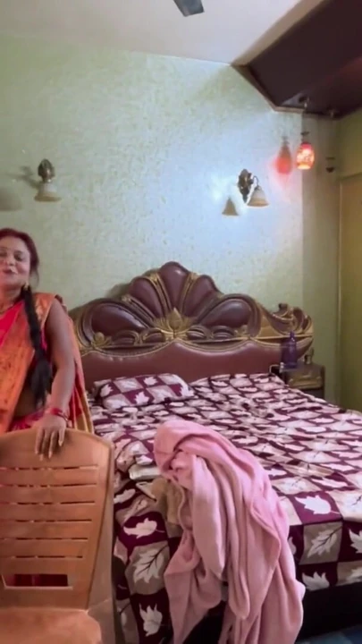 Debar ji ac thik karne kaliya gharme ghusa to bhabhi ne debar ji ki baja di ghanta, bhabi ne apna pussy ros dabake… | Clip 1