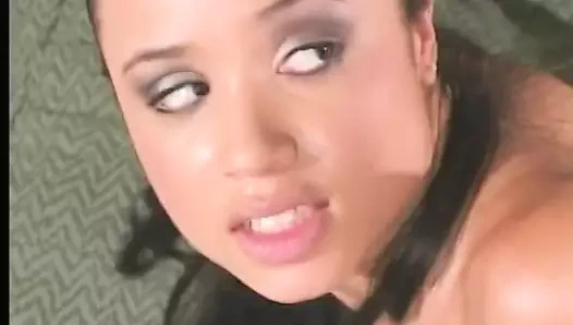 Sevimli memeli tonda esmer sert horoz alır, yatakta sıcak yük