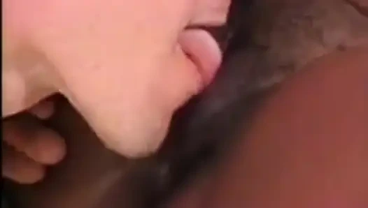 Azgın beyaz adam yatakta düzgün vücutlu siyah bir sürtüğü sikiyor