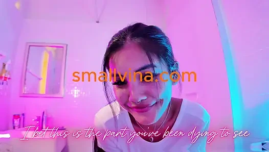 Çıplak baştan çıkarıcı Taylandlı okuldan sonra duşta striptiz dansı yapıyor