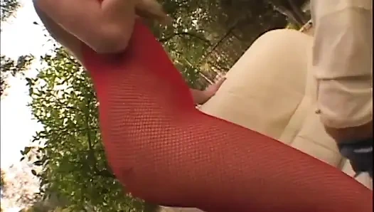 Sarışın sürtük açık havada zar zor sikiliyor