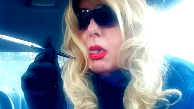 SARıŞıN BIR BAYAN RUTHIE ROMAN OLGUN SIGARA IÇIYOR VS120'LER SIGARA TUTACAĞı