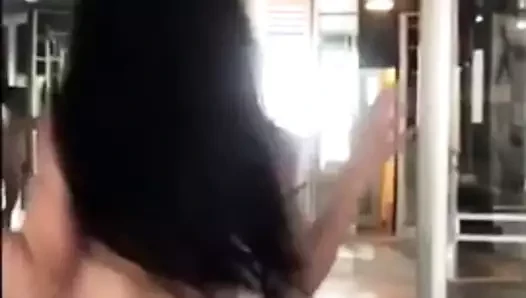 Amatör transeksüel esmer jumping ile ona çük dışarı