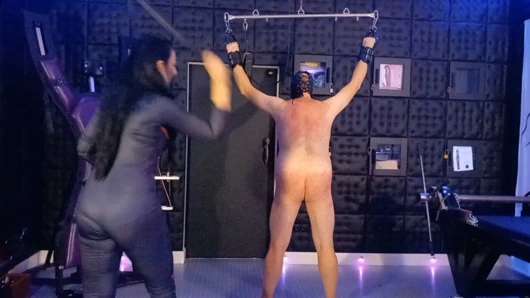 Köle, tahmin et sahibe hangi kırbaç kullanıyor 2