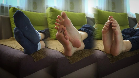 Seksi genç amatör çıplak tabanları ayak fetişi gösteriyor