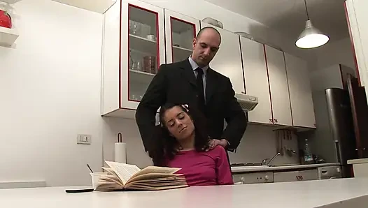 Kirli üvey kız genç küçük üvey kız kardeşinden faydalanıyor