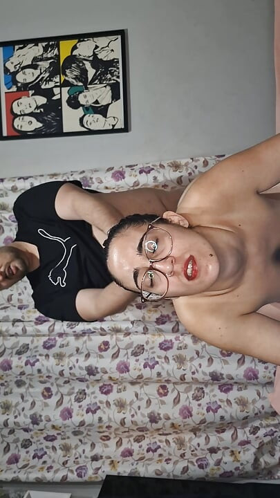 Emiyor, fışkırtıyor ve beni sikiyor sonra saçıma boşalıyor