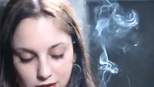 Latalya düello sigarası onu seksi beyaz uçlu tırnaklarını gösteriyor