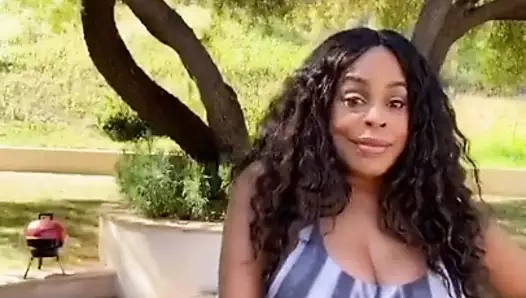 Niecy nash tombul titties kapalı gösterir