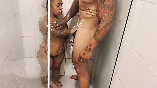 Baba Küçük Cüce ile Birlikte Banyo Yapıyor