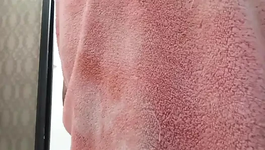 Tombul orta yaşlı seksi üvey anne duşta çıplak