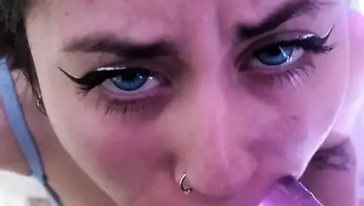 Ateşli kız ağzına boşalana kadar sakso çekiyor