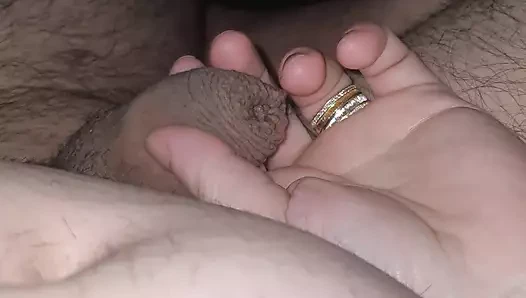 Üvey anne üvey oğlunun yarağını yatakta tutuyor ve ona elle muamele çekiyor