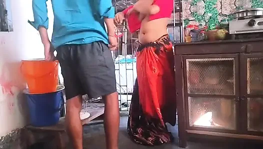 Kayınbiraderi baldızın amını yalamayı seviyor ve baldız da kayınbiraderi penisini almanın tadını çıkarıyor.