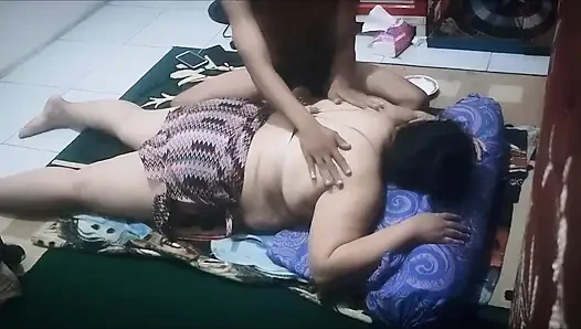 Kilolu dul kadın masaj sırasında azıyor