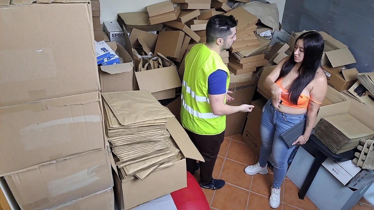 सेक्सी लैटिना स्वामिनी बॉस कर्मचारी को फोन पर पकड़ती है