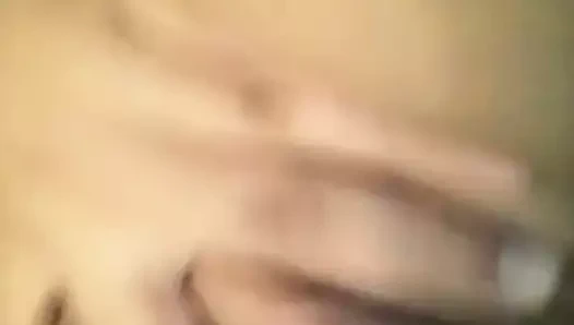 Kızın yakın çekim güzel kedi parmak