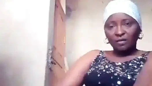 Şişman şeker anne azgın mastürbasyon yapıyor