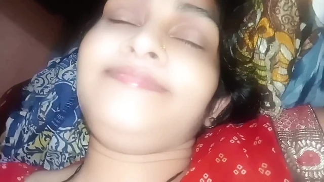 Gerçek üvey kız kardeş ve üvey erkek kardeş gece yarısı ebeveynlerinin arkasında seks ilişkisi yapıyor