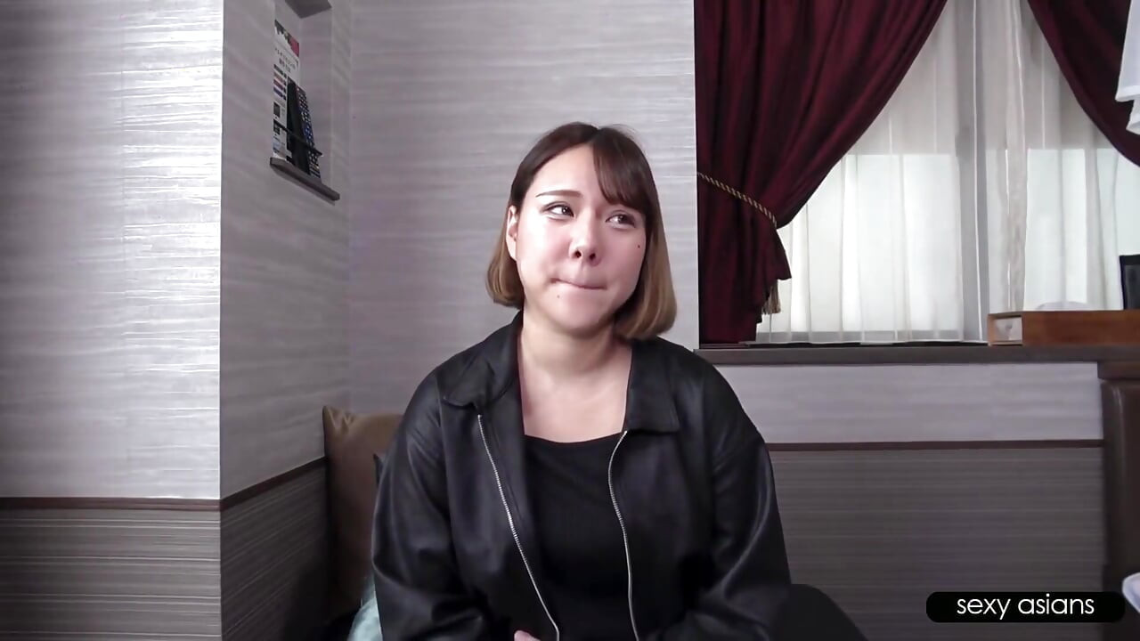 Gyaru tarzı hostes nadir bir özel çekim için geri döndü, kıvrımlarını ve kendine güvenen cazibesini gösteriyor